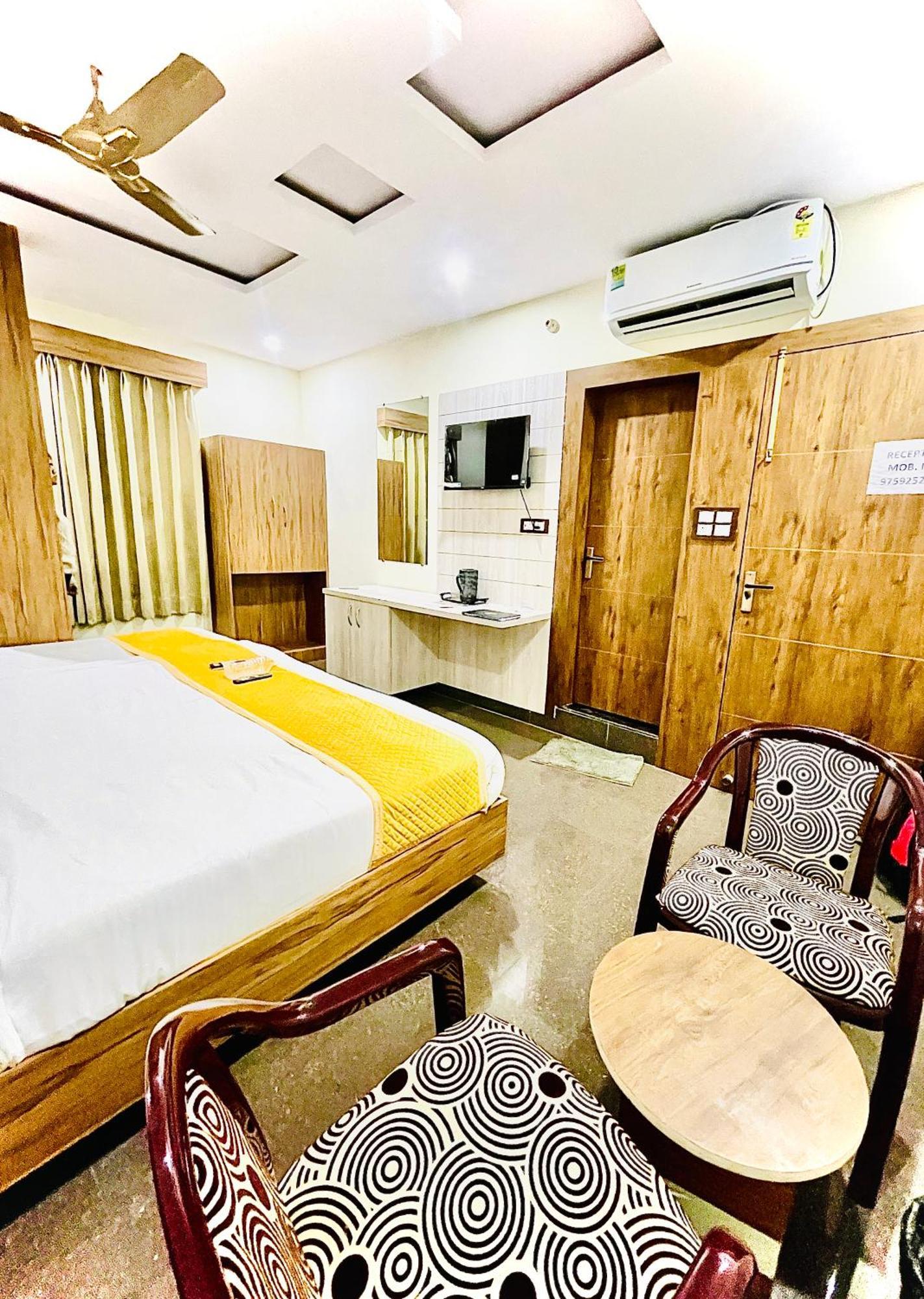 Vrindāvan Hotel Nidhivan Mukund - Best Rated Area - In House Parking מראה חיצוני תמונה